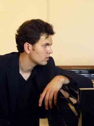 В Архангельске выступит известный пианист, ассистент профессора Дэниэля Поллака Владимир Хомяков-младший.