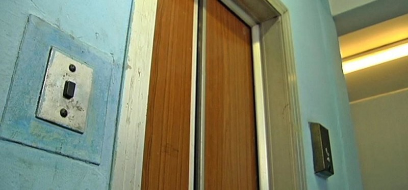 9 мая в лифте одного из домов Архангельска обнаружили тело убитой девушки