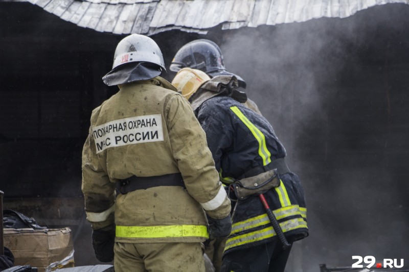 В Плесецком районе мужчину госпитализировали с серьезными ожогами. Он пытался спасти мать из огня