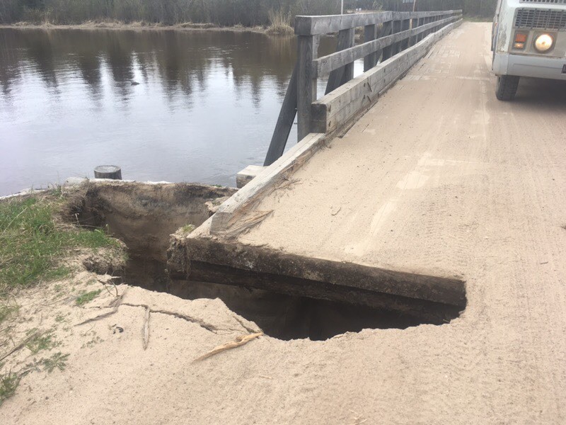 В Маймаксе Архангельска восстановили разрушенный мост