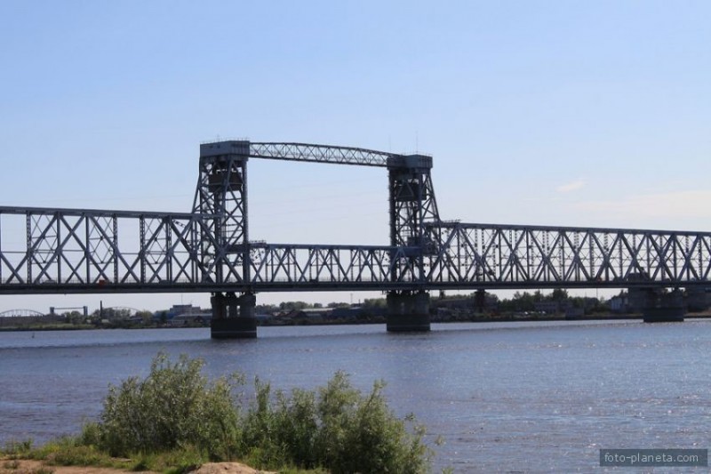 Охранник упал с железнодорожного моста в Архангельске