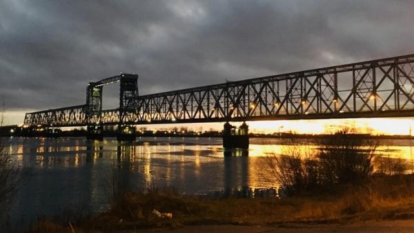 Охранник железнодорожного моста в Архангельске упал с 13-метровой высоты в воду
