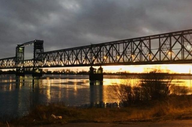 В Архангельске охранник железнодорожного моста упал с 13-метровой высоты