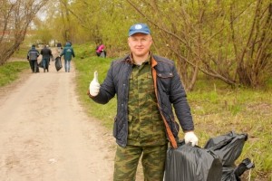 Сотрудники МЧС помогли очистить от мусора берег Северной Двины (Архангельск)