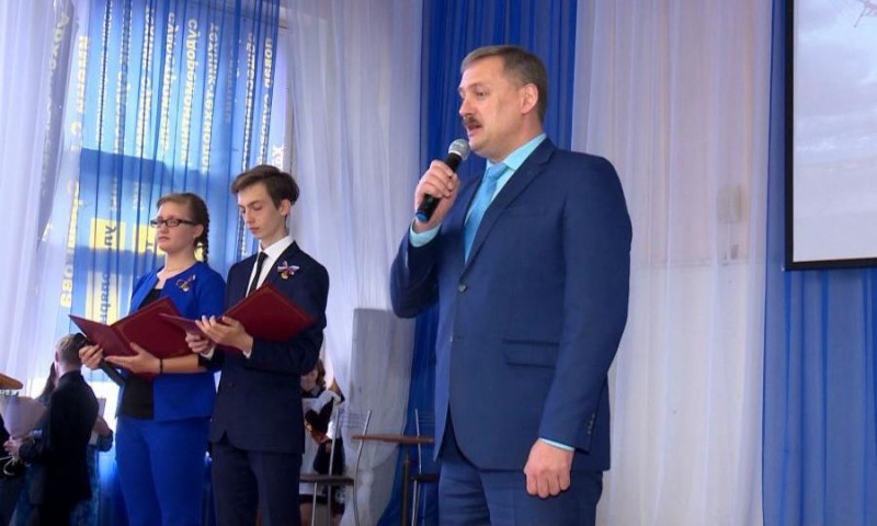 Выпускников 52-й школы Архангельска поздравил Игорь Годзиш