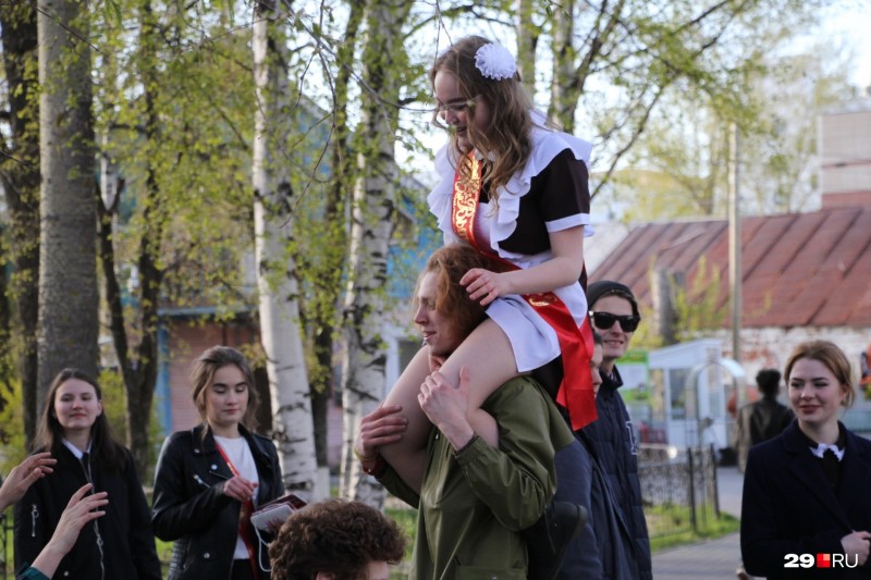 В прекрасное далеко — на плечах друга: фоторепортаж с праздника последнего звонка в Архангельске