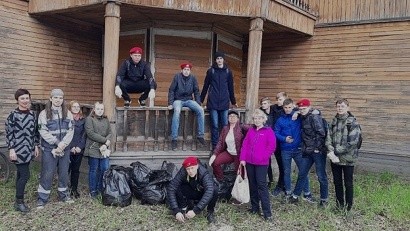 Северодвинские юнармейцы провели субботник у дома Пикуля