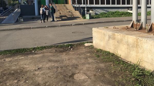 Краеведы выдвигают версии появления древней могильной плиты в центре Архангельска