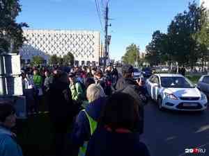 В Архангельске освистали полицейских, пытавшихся запретить автомобилистам сигналить бессрочке
