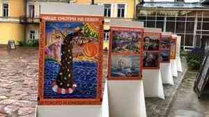 В Музейном дворике открылась уличная выставка рисунков юных художников