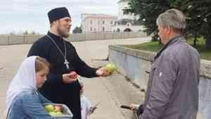Архангельский священник в праздник Преображения раздавал горожанам яблоки