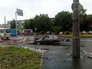 «Выбросило из машины»: иномарка врезалась в дорожное ограждение на Ленинградском проспекте