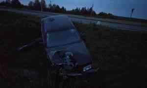 В Котласском районе водитель BMW насмерть сбил мужчину, толкавшего сломанный автомобиль