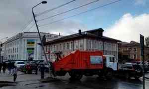 В центре Архангельска мусоровоз сбил столб и перегородил улицу
