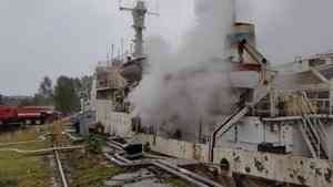 На ремонтном заводе в Архангельске горело списанное в утиль гидравлическое судно