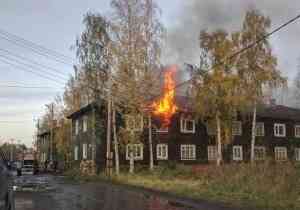 Пожарные отстояли деревянный дом в Маймаксе и спасли пожилого инвалида