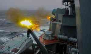 Минобороны показало видео стрельб кораблей Северного флота в штормовых условиях Арктики