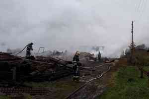 Пять деревянных домов сгорели утром под Архангельском