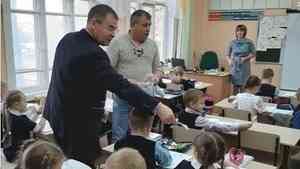 Более пяти тысяч световозвращателей передано школьникам Архангельской области