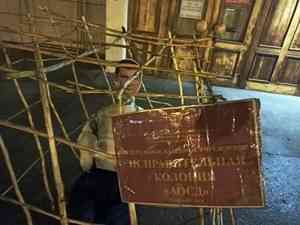 В Архангельске бумажного депутата посадили в клетку на крыльце областного собрания
