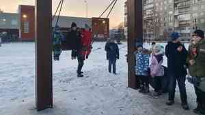 В Архангельске к новой качели в виде буквы П выстроилась очередь детей