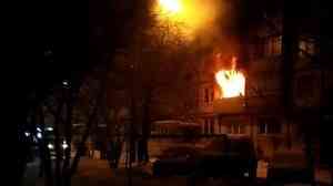 Пожар в пятиэтажке на окраине Архангельска привел к эвакуации целого подъезда
