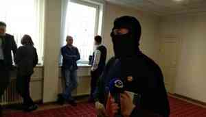 Активист Юрий Чесноков вышел в балаклаве, выступая против беззакония на Шиесе