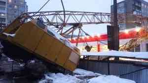 Причиной падения крана на стройке в Архангельске стали проблемы в эксплуатации