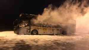 Горящий автобус спровоцировал гигантскую пробку на трассе М-8 в Приморском районе