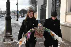 Мусорный орёл: на улице Санкт-Петербурга появилась скульптура из отходов для губернатора Поморья