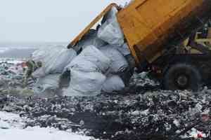 Третье за год судно с мусором из Сабетты: как разгружают арктические отходы на полигоне Архангельска