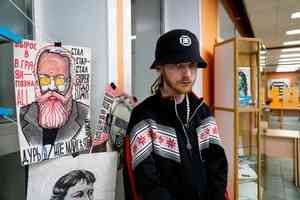 Стены вместо холста: видеоистория про уличного художника, который раскрашивает Архангельск