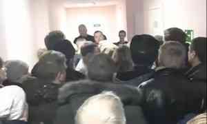 «Прием ведется в воскресенье»: пациент Плесецкой ЦРБ снял на видео огромную очередь на медкомиссию