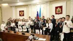 Самый главный документ: 25 юных северян в День Конституции России получили паспорта