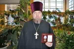 Священник Антоний Власов награжден медалью зенитного ракетного полка Северного флота