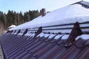 Снегозадержатели на крышах — современный стандарт безопасности в зимний и весенний сезоны