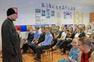 Священник Петр Кузнецов побеседовал с пинежскими школьниками о теории эволюции и показал им «Форпост»