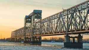 С первого февраля железнодорожный мост в Архангельске будут перекрывать каждую ночь