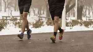 Новодвинский пенсионер пробежал марафон по «Дороге жизни» почти за семь часов