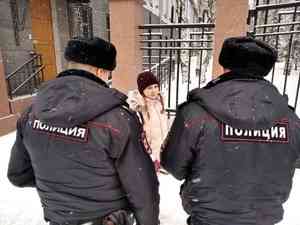 «Моя Россия сидит в тюрьме»: архангелогородка пикетировала за свободу политзаключенным у здания ФСБ