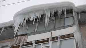 Администрация Архангельска предупреждает горожан о сходе снега с крыш