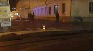 В центре Архангельске сбили женщину с собаками. Водитель скрылся с места ДТП