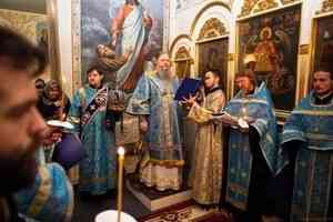 Митрополит Корнилий совершил вечернее богослужение с акафистом Божией Матери в Ильинском соборе