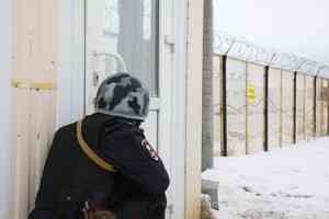 Из изолятора в Архангельской области сбежали двое задержанных. Их поймали через несколько часов