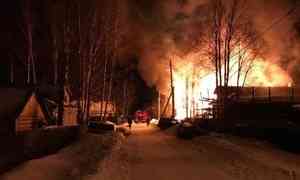 На окраине Архангельска произошёл крупный пожар в частном доме