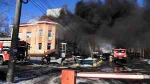 В Архангельске горит здание на улице Северодвинская