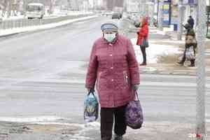 Людей в масках на улицах стало больше: смотрим на фото, кто выбрался из квартир в центр Архангельска