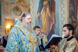 Митрополит Корнилий совершил утреню с чтением Акафиста Пресвятой Богородице в Ильинском соборе