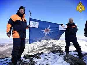 Хабаровские спасатели развернули флаг МЧС России на вершине горы Элеор