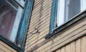 В Архангельске из окна квартиры на четвёртом этаже выпал ребёнок